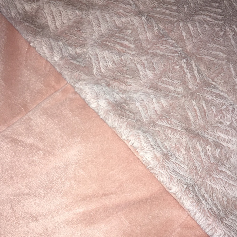 FULL/QUEEN- Pink & furry reversible comforter